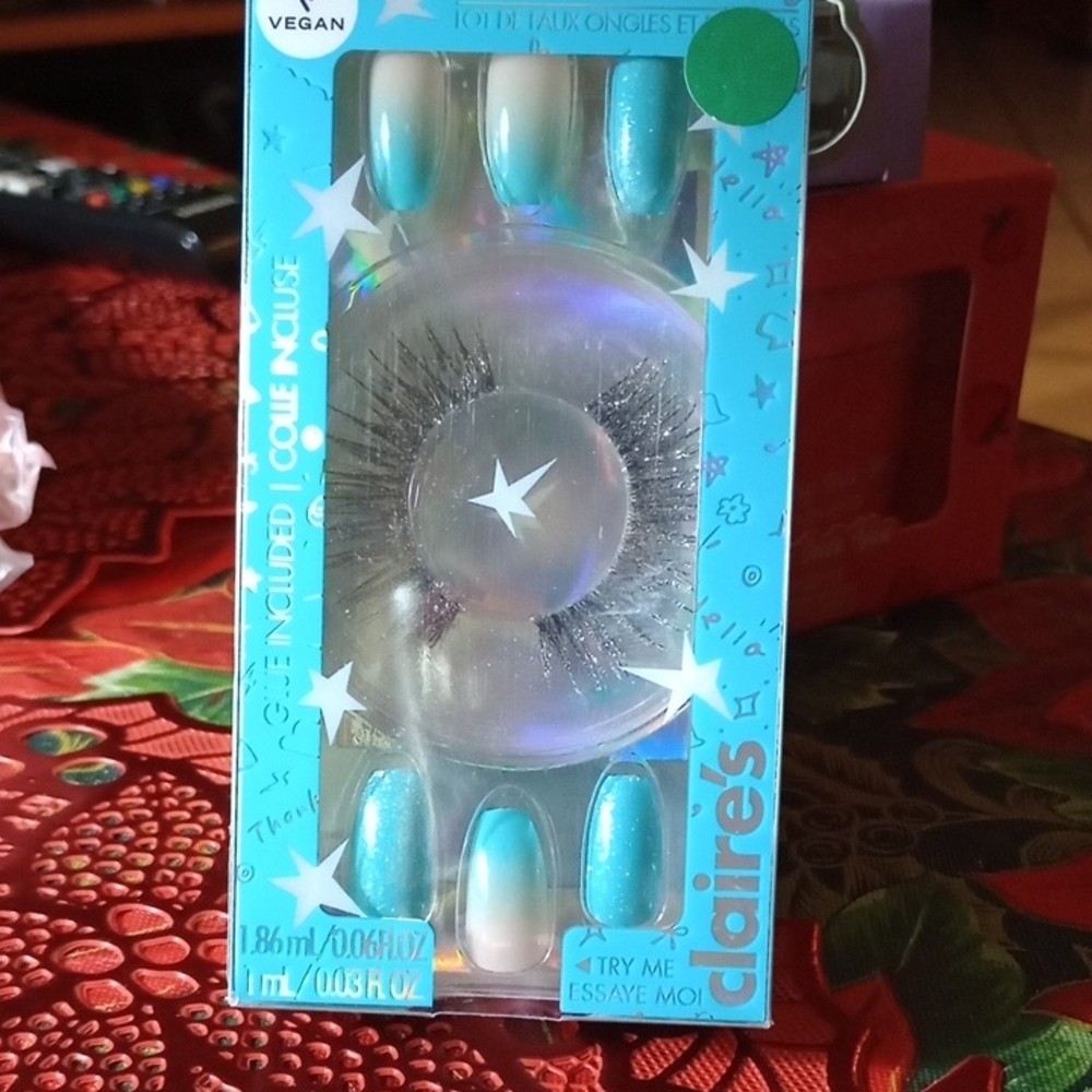 Claire's Turquoise and White Nail Set with Eyelashes